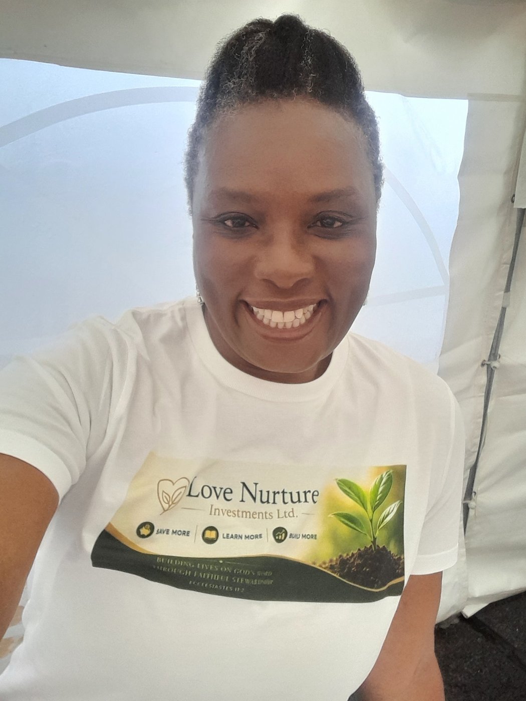 Eruvwu Obuaya wearing the Love Nurture Investments tee shirt at the Influence Conference